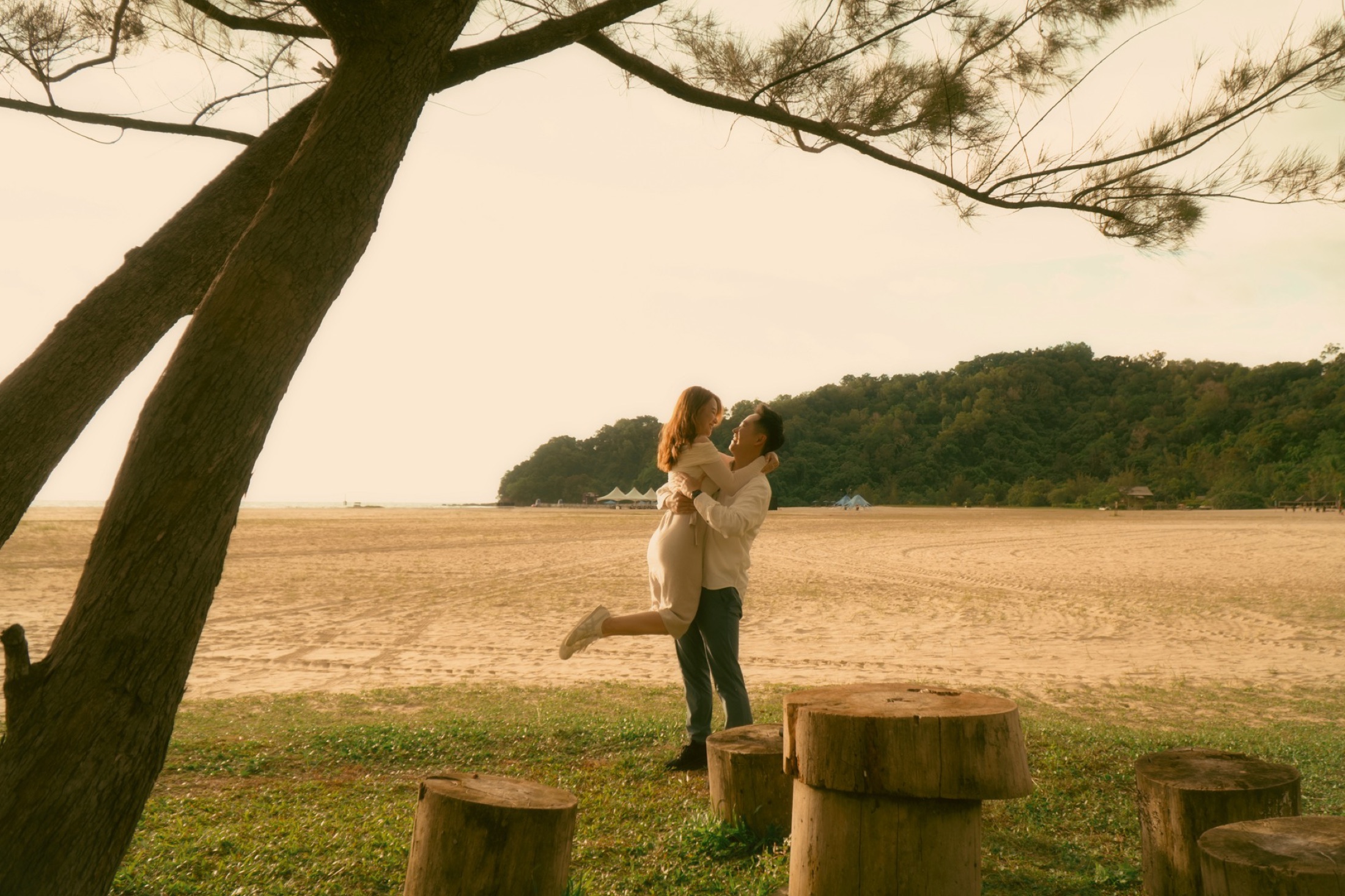 Ian lifting Phylicia during a golden hour beach shoot